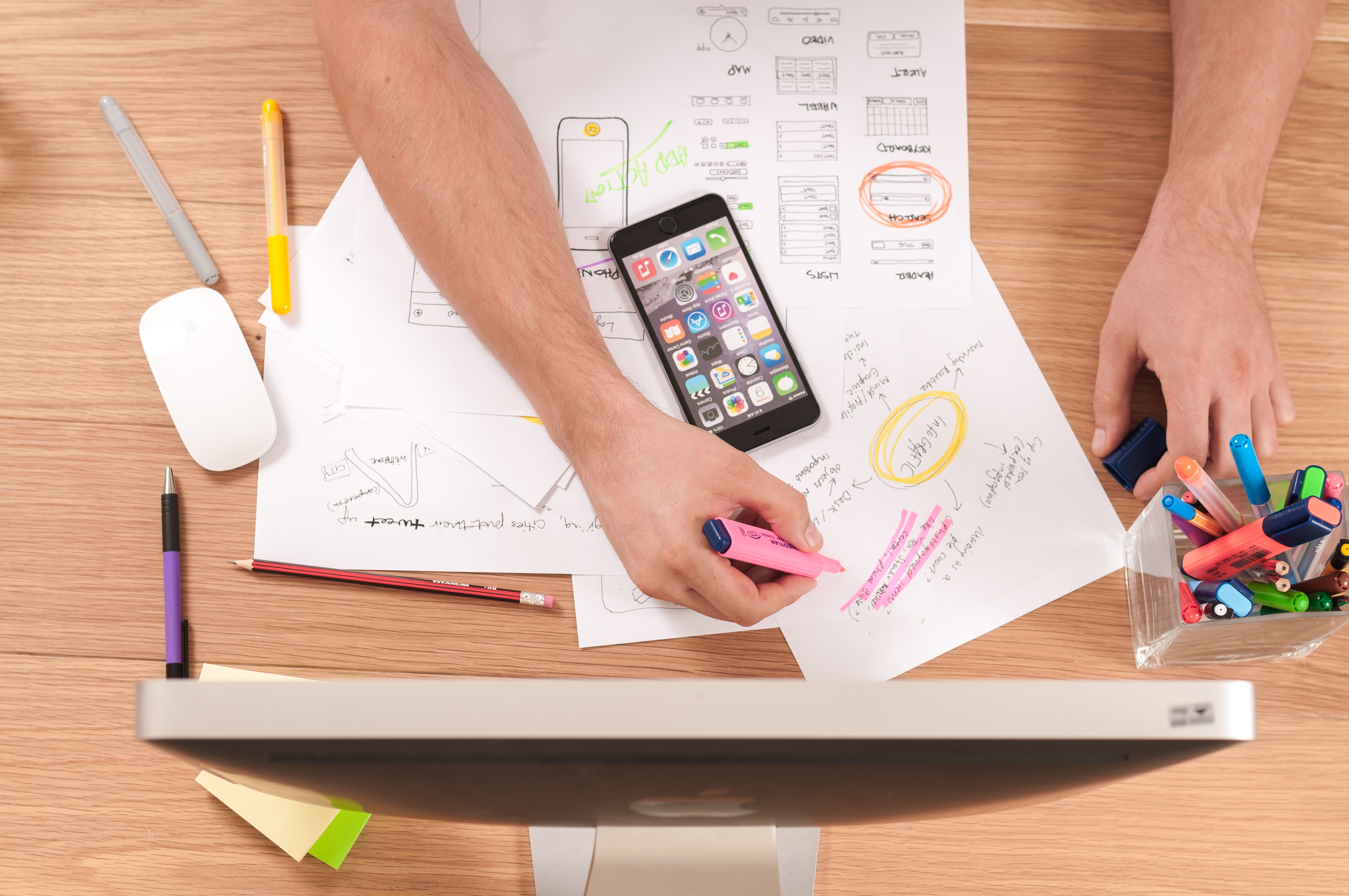 interaktionsdesign billede af en der laver mockups
