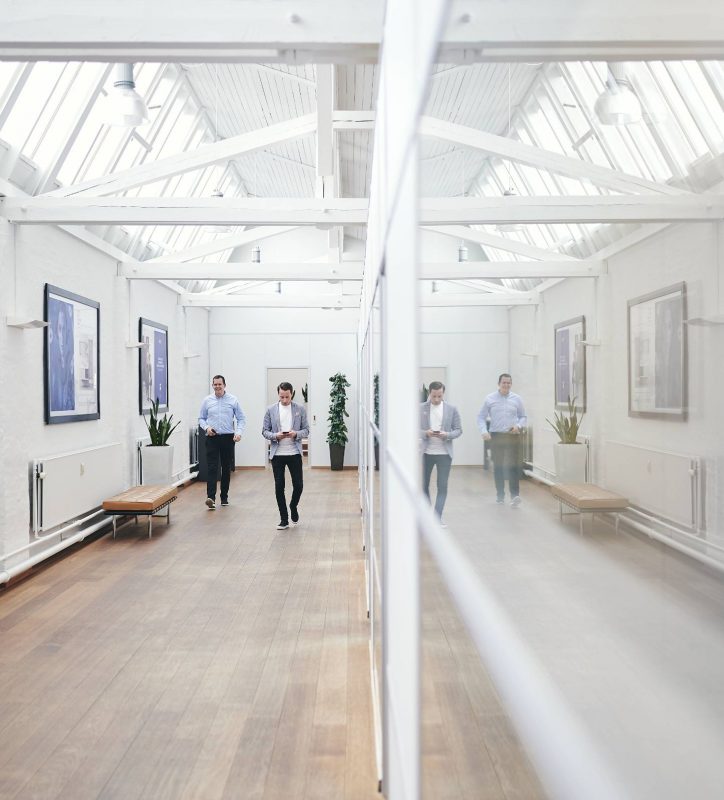 Mads Client consultant og Mathias Head of sales går ned af gangen miljø billede