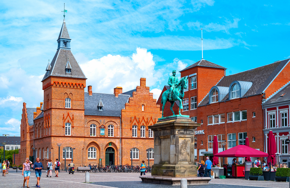 En solskinsdag i Esbjerg by på torvet